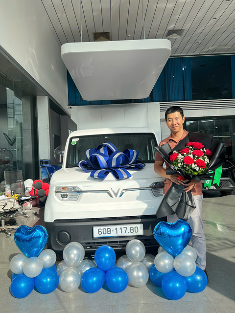 Khách hàng nhận xe VinFast