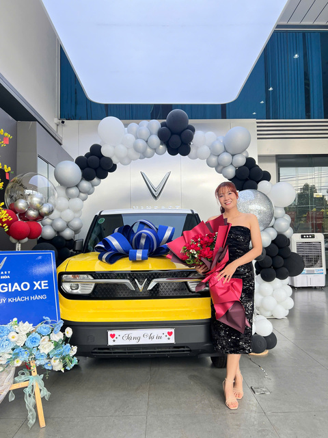 Khách hàng nhận xe VinFast