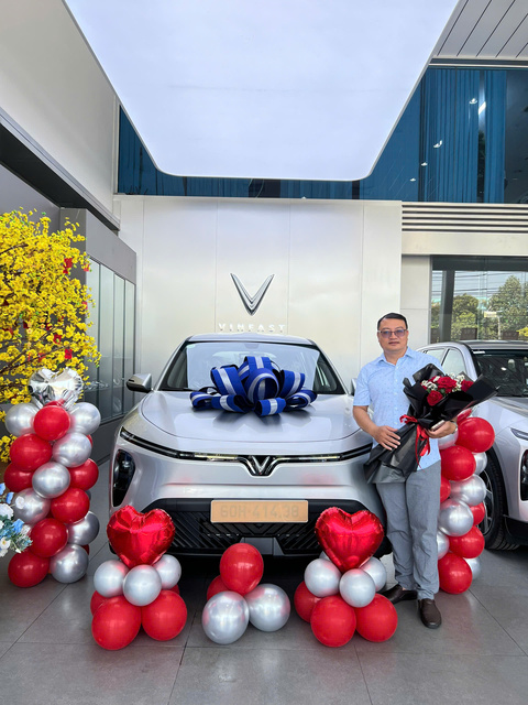 Khách hàng nhận xe VinFast