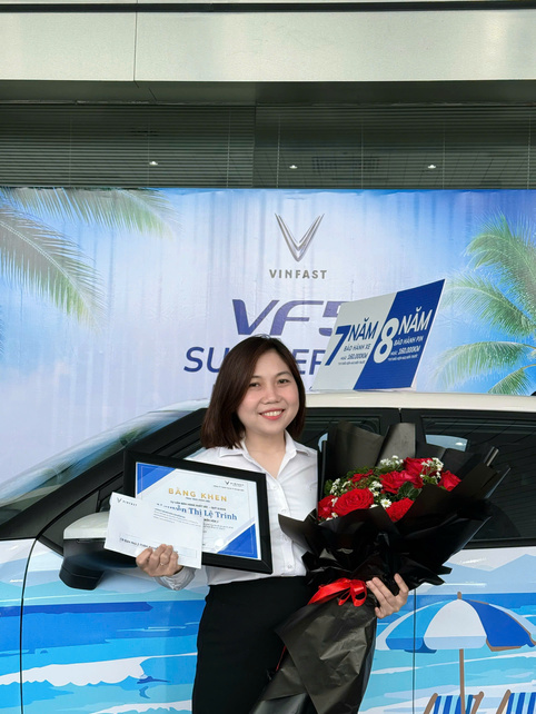 Khách hàng nhận xe VinFast