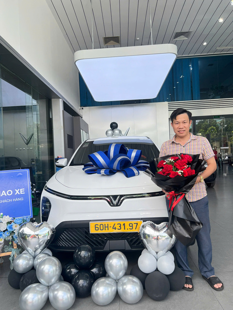 Khách hàng nhận xe VinFast