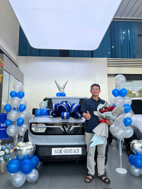 Khách hàng nhận xe VinFast