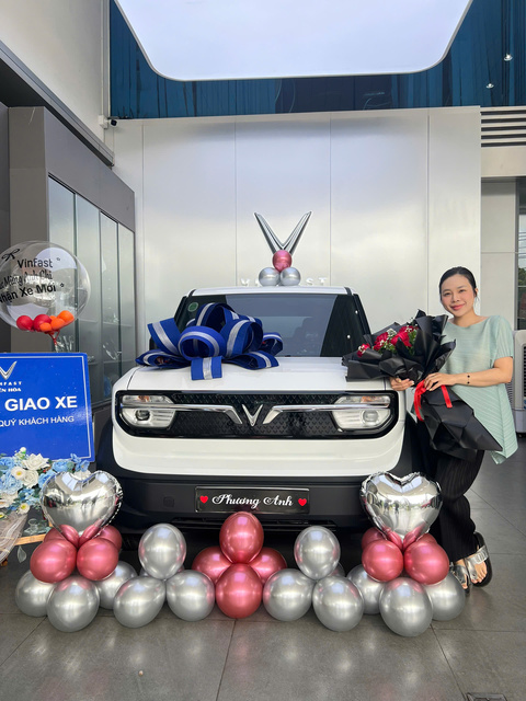Khách hàng nhận xe VinFast