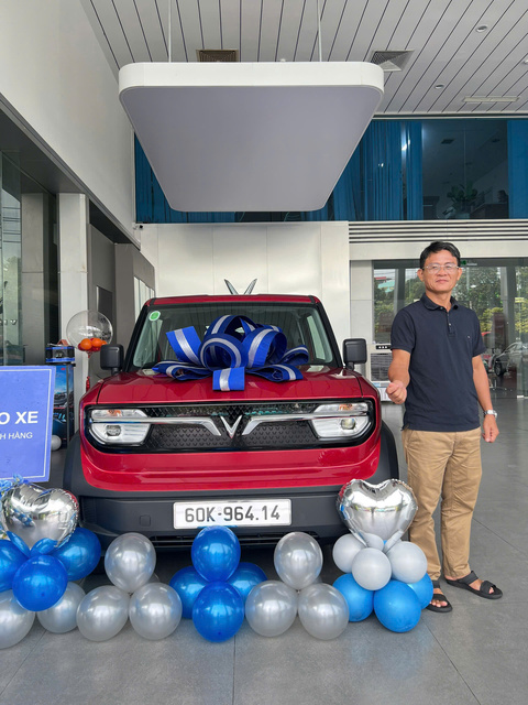 Khách hàng nhận xe VinFast
