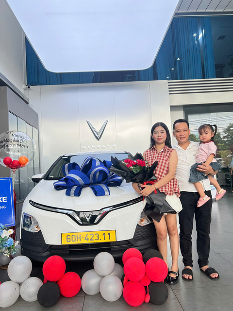 Khách hàng nhận xe VinFast